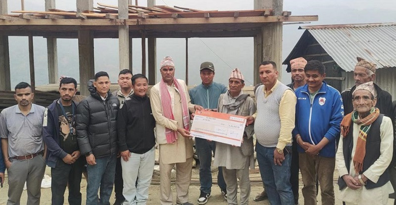 अठार बर्षपछि गाउँ फर्केका खड्कालाई प्रोत्साहन स्वरुप एक लाख  प्रदान