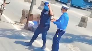ट्राफिकका इन्स्पेक्टरले हवल्दारलाई सडकमै हाने चड्कन