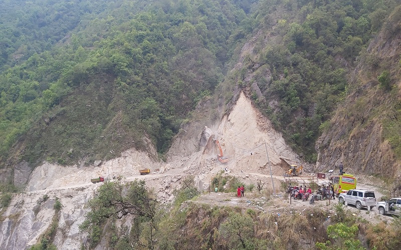 बाढीले डाइभर्सन बगाएपछि  कान्ति लोकपथ अवरूद्ध