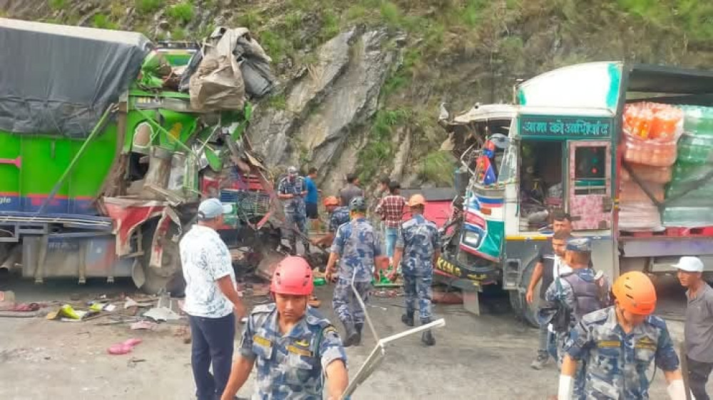 ट्रक ठोक्किँदा ७ जना घाइते