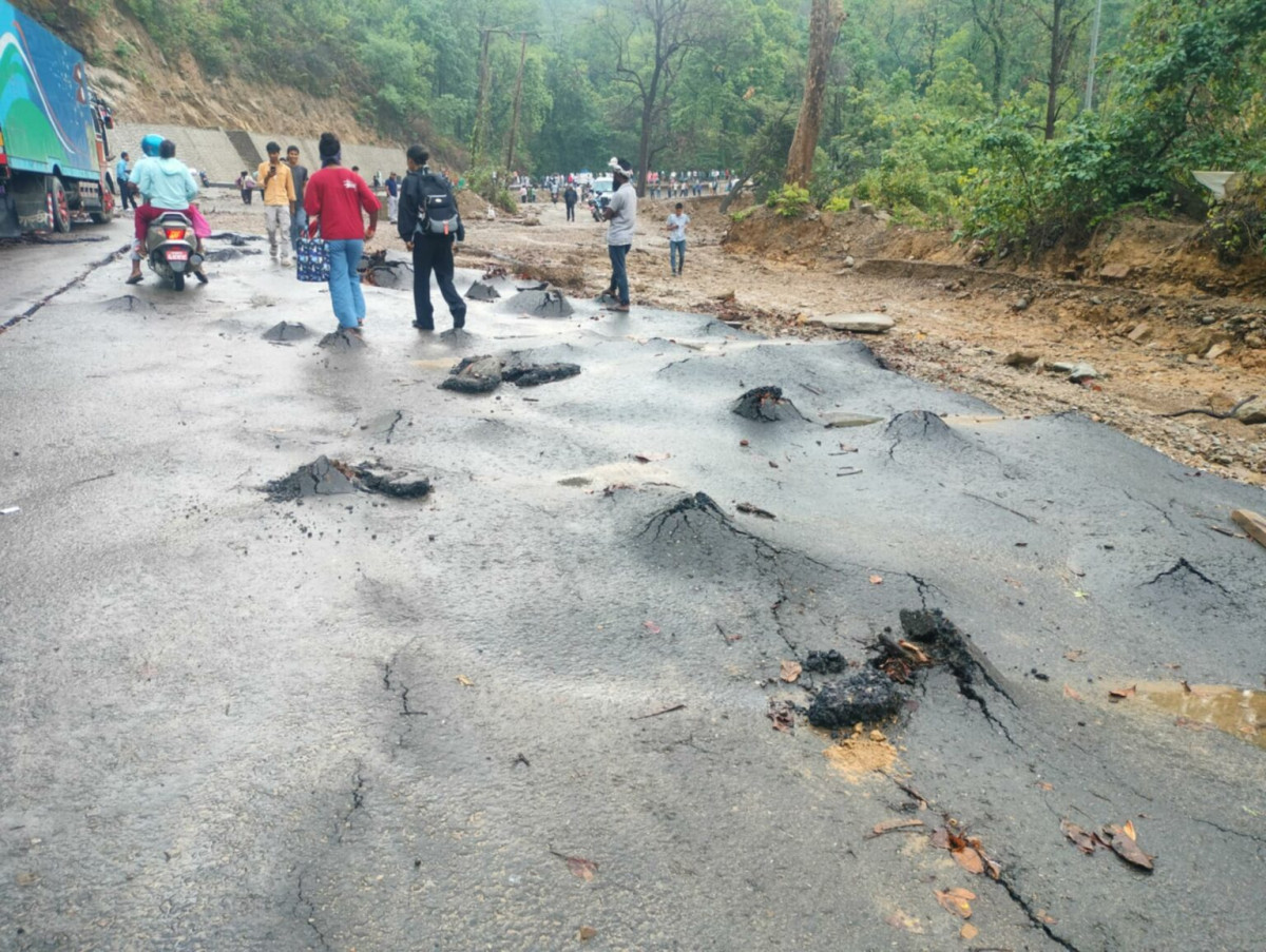 खुर्सानी खोला नजिकैको बाटो भस्किएपछि दाउन्ने सडक अवरुद्ध