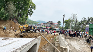 सडक अवरुद्ध भएपछि वैकल्पिक मार्ग प्रयोग गर्न  यात्रुलाई आग्रह