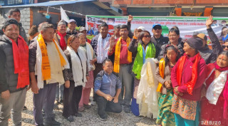 दोलखामा एमालेको जम्बो टोलीनै कांग्रेसमा प्रवेश, अजयबाबु शिवाकोटीले गरे भब्य स्वागत