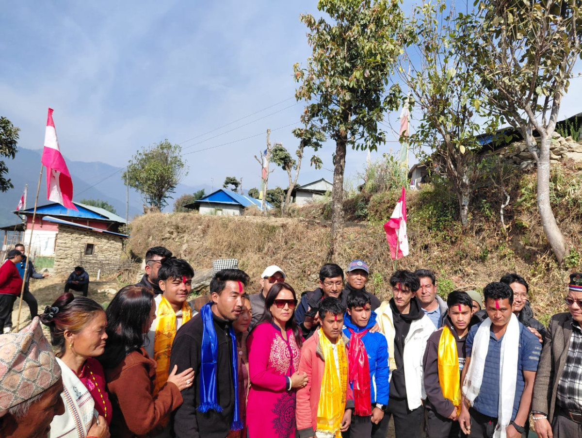 दोलखाको लादुकमा एमाले र नेकपा त्यागी दर्जनौँ युवा कांग्रेसमा प्रवेश