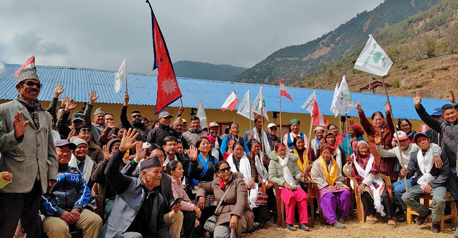 दोलखामा एमाले र नेकपा छाडेर कांग्रेस प्रवेश गर्नेको लहर, अजयबाबुको पक्षमा माहोल