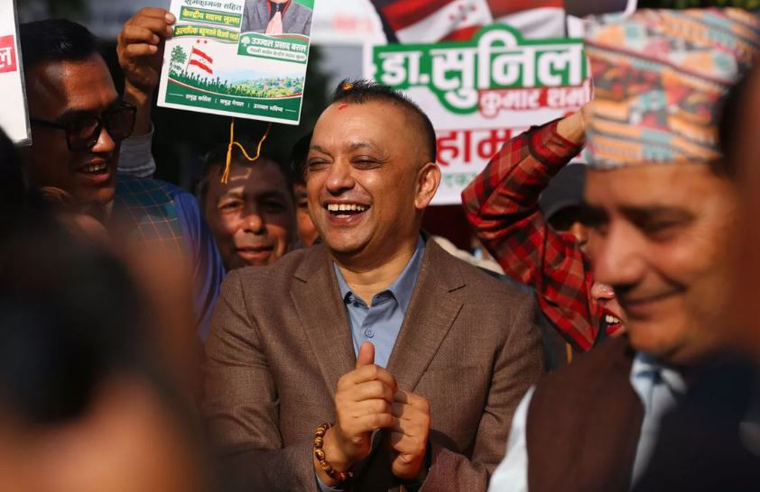 कांग्रेस सभापतिका उम्मेदवार गगन थापा मत माग्दै प्रतिनिधिहरूमाझ