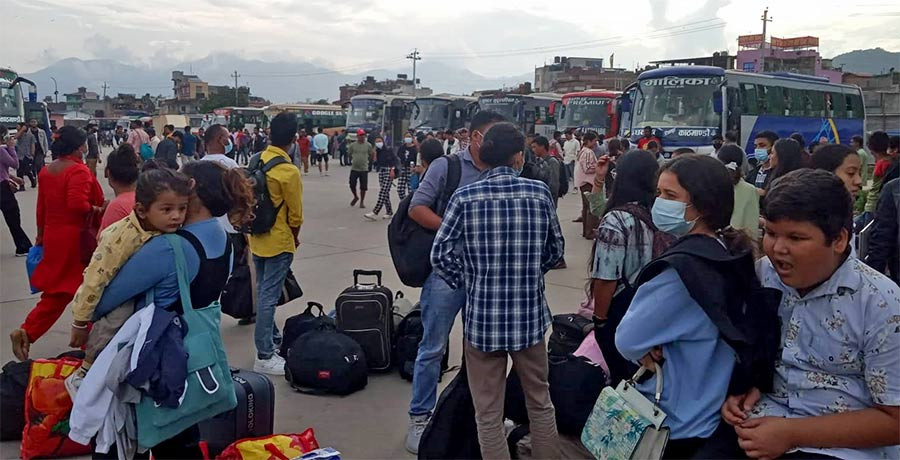 दशैँ मनाउन गाउँ फर्किनेको लर्को, २४ घण्टामा ५६ हजारभन्दा बढीले छाडे काठमाडौं उपत्यका